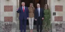 L’ultimo saluto Trump-Starmer (con le First Ladies) prima di partire
