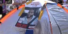 Gaza, i parenti degli ostaggi con le tende vicino a casa di Netanyahu
