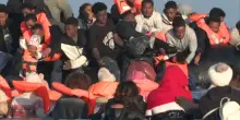 Imbarcazioni cariche migranti cercano attraversare la Manica, 3 morti