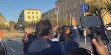 Livorno, contestatori contro Salvini: lui manda baci
