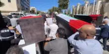 Cisgiordania, corteo con bare finte per i giornalisti uccisi a Gaza