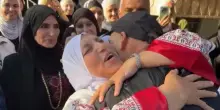 I palestinesi liberati abbracciano le loro famiglie a Jenin