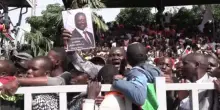 In Kenya folle enormi e almeno cinque morti per le esequie di Raila Odinga