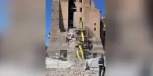 Roma, le immagini del crollo della Torre dei Conti ai Fori Imperiali