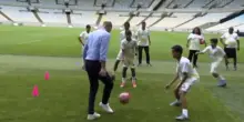 Il principe William gioca al Maracana con i bambini e con Cafu