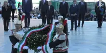 Mattarella depone corona di alloro sulla tomba del Milite Ignoto