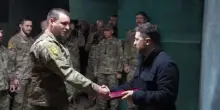 Ucraina, Zelensky visita le truppe nella città assediata di Pokrovsk