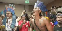 Brasile, gli indigeni nei corridoi della COP30 tra maracas e danze