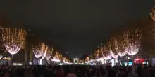 La spettacolare illuminazione natalizia degli Champs-Elysées a Parigi