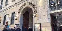 La coda al Piccolo Teatro per la camera ardente di Ornella Vanoni