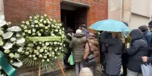 A Milano la gente in coda fuori dalla chiesa per i funerali di Vanoni