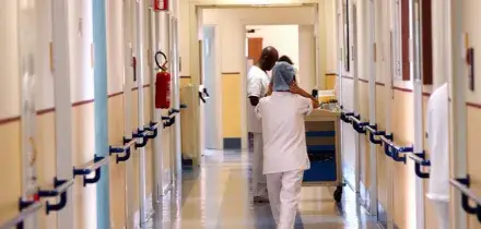 Partorisce nel water, la neonata trovata dallo zio: le condizioni della piccola