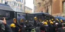 A Genova tensione al corteo lavoratori ex Ilva: polizia usa lacrimogeni