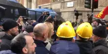 Ex Ilva, la sindaca Salis incontra i metalmeccanici in corteo a Genova