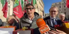 Manovra, flash mob Avs con pacchi Natale vuoti: Meloni sblocchi stipendi