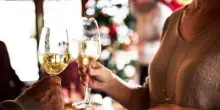 Da brindisi a dopocena, lalcol minaccia il Natale: a rischio fegato e cervello