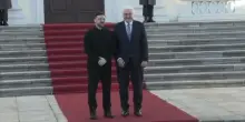 Zelensky a Berlino stringe la mano a collega Steinmeier