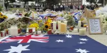 Sydney, l&rsquo;omaggio alle vittime della strage a Bondi Beach