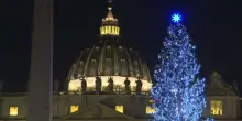 Inaugurato l&rsquo;albero di Natale e il presepe in Piazza San Pietro