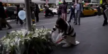 Taipei, fiori davanti alla metro dopo l&rsquo;attacco con coltello: 3 morti
