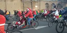 Roma, pedalata di Babbi Natale per i bimbi malati di cancro