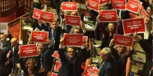 Ok del Senato su maxiemendamento manovra,protesta opposizioni in aula