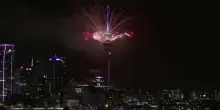 Fuochi d&rsquo;artificio sulla Sky Tower: la Nuova Zelanda accoglie il 2026