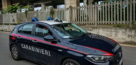 Si fingono carabinieri e rapinano la casa in un campo rom: rubati Rolex e Cartier, arrestati due poliziotti