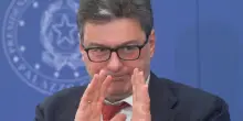 Il ministro Giancarlo Giorgetti difende la Manovra e ironizza sulle dimissioni: &ldquo;Ci penso tutte le mattine&rdquo;