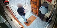 Derubava anziani al bancomat: arrestato nel Pinerolese