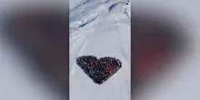 Crans-Montana, cuore sulla neve per le vittime, l&rsquo;omaggio degli sciatori