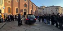 Crans-Montana, l&rsquo;arrivo del feretro di Chiara Costanzo in chiesa