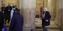 Marine Le Pen lascia l&rsquo;aula del tribunale di Parigi