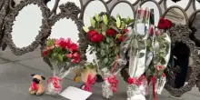 Valentino, rosa rossa sul feretro e in Piazza Mignanelli