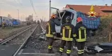 Incidente tra camion e treno a Chivasso: due feriti lievi