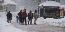 Neve in Pakistan, centinaia di persone accorrono a Murree
