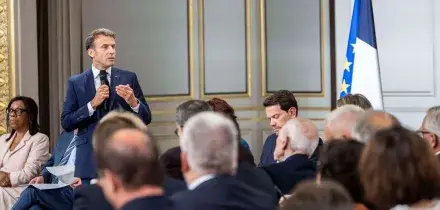 Emmanuel Macron mette in guardia l&rsquo;UE: &ldquo;Decida se diventare una potenza o sar&agrave; spazzata via&rdquo;