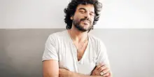 Francesco Renga a Sanremo 2026 con la cover &ldquo;Ragazzo solo, ragazza sola&rdquo;: significato e emozioni sul palco
