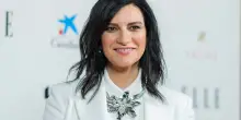 Sanremo 2026, prima gaffe per Laura Pausini sul palco: l&rsquo;intervento di Carlo Conti