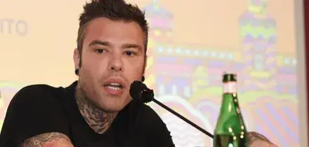 Fedez nei guai: querela per diffamazione aggravata, cos&rsquo;&egrave; successo dopo Pulp Podcast