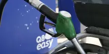 Taglio delle accise, benzina in calo ma diesel ai massimi: critiche e tensioni