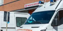 Incidente a Milano, si schianta con la Porsche contro le auto parcheggiate: Lorenzo morto a 21 anni