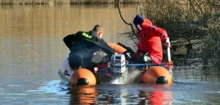 Corpi di un bimbo e di una donna trovati in un laghetto: mistero sul passeggino, le indagini