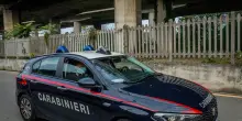 Chiude i figli in casa con un pitone, paura per i bambini