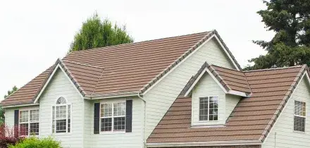 Famiglia nel bosco: il contratto e le caratteristiche della nuova casa gratuita