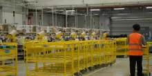 Amazon accelera le consegne tra IA e nuovi mezzi ecosostenibili