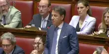 Conte a Meloni: &ldquo;La sua subalternit&agrave; a Trump &egrave; ignobile&rdquo;
