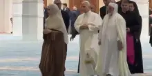 Il Papa scalzo in moschea ad Algeri e in silenzio davanti al &ldquo;Mihrab&rdquo;
