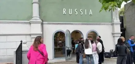 Biennale Arte, apre il padiglione della Russia: fiori e performance