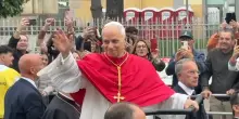 Il Papa a Pompei, campane a festa. Il giro in golfcar tra la folla